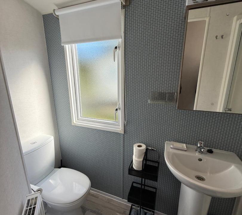 Mablethorpe Apartment | Horseshoe Lakes 43 with HOT TUB - Pet friendly and Wifi - Meadow Lakes Caravan & Lodge Hire