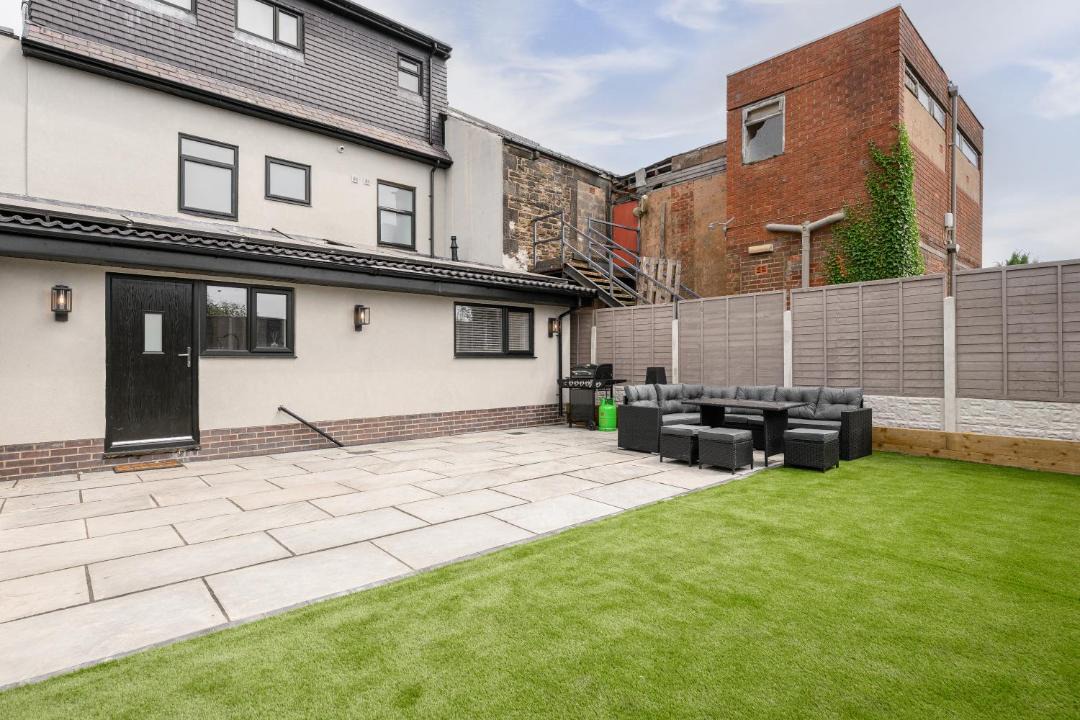 Blackrod House | Luxury 6 BR Home with Cinema and Games Room, Sleeps 16, Ideal for Families & Groups