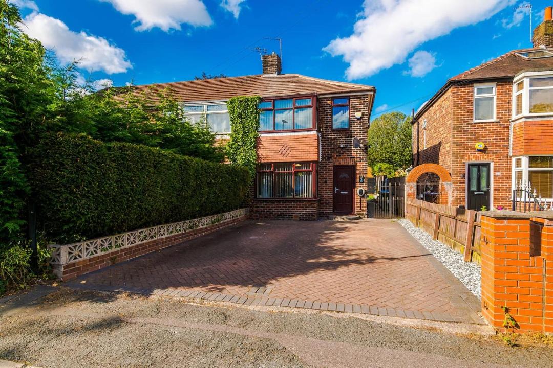 Failsworth House | 3 bed house Driveway Workspace Sleeps 7