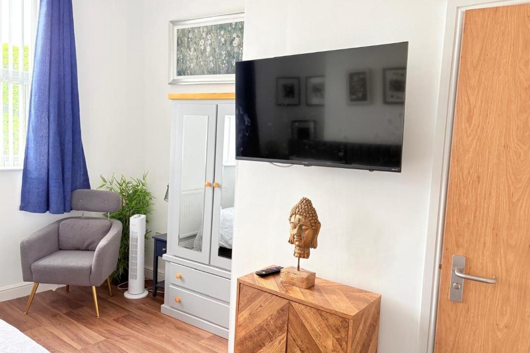 West Bromwich Apartment | Stylish Studio 4,Weekly,Monthly stay deals,Parking,Contractors,NHS staff,Families,Relocators, nr Sandwell hosp