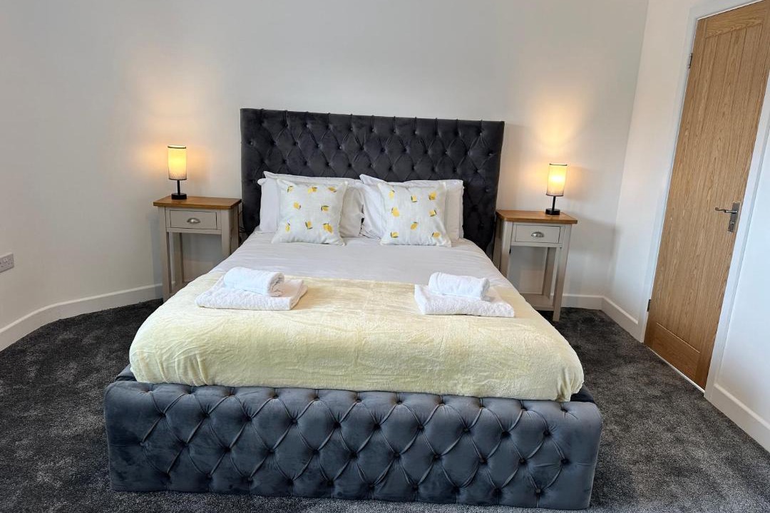 Olton House | Premium 6 Bed House Sleeps 12 near Solihull, HS2 & NEC