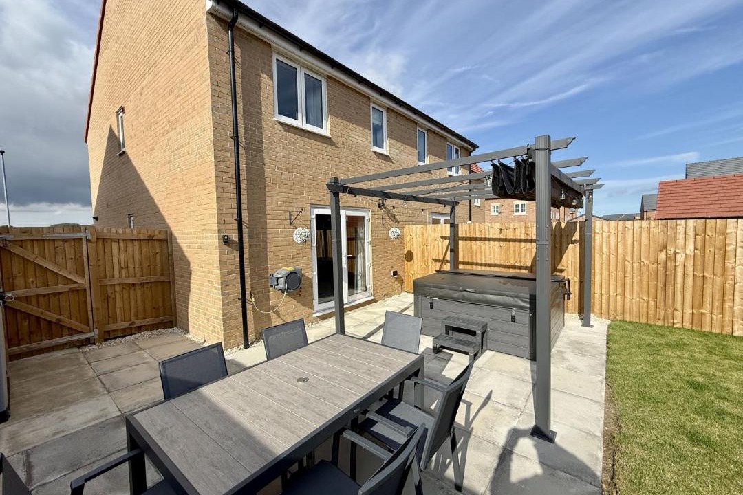 Bridlington House | Blue Opal Retreat - Hot Tub at additional cost - Near Beach and village pub
