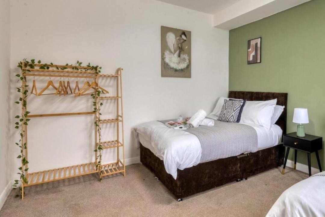 Leeds Apartment | Spacious 2BR Home Sleeps 8, Parking