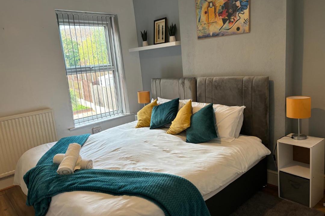 Kimberworth Apartment | HILLTOP PLACE SUITES 6 beds for CONTRACTORS and FAMILIES near MEADOWHALL with FREE PRIVATE PARKING