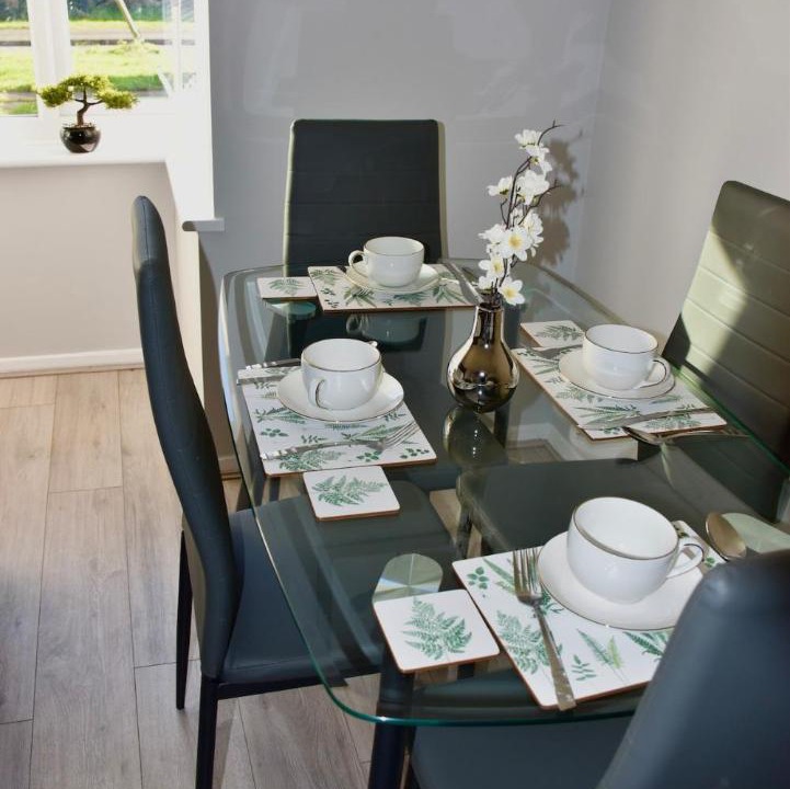 Luton Apartment | 2 Bedroom house Luton Free Parking Close to train station and Luton Airport