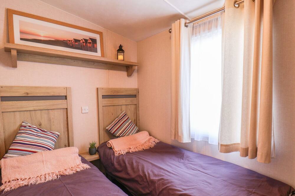 Photo of Bedroom in Cayton Bay