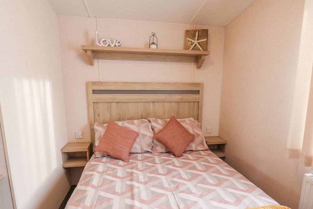 Photo of Bedroom in Cayton Bay