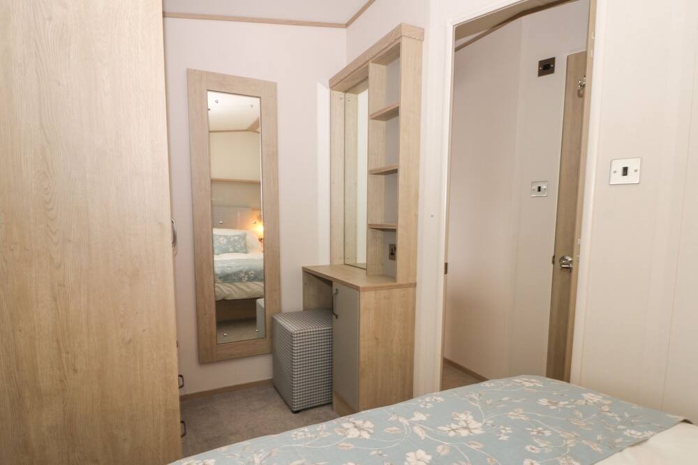 Photo of Bedroom in Cayton Bay