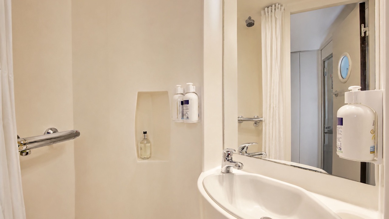 Photo of Bathroom in Harlington