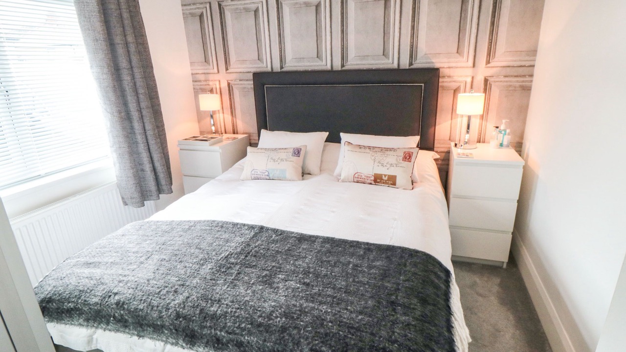 Photo of Bedroom in Cayton Bay