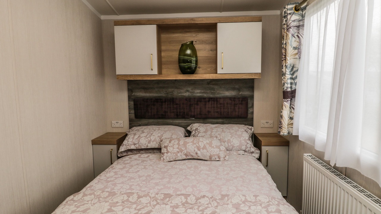 Photo of Bedroom in Cayton Bay