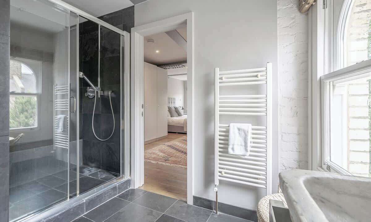 Photo of Bathroom in Oval