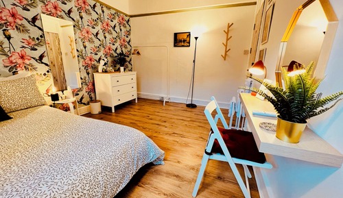 Medium Double Shared Bathroom (R1)