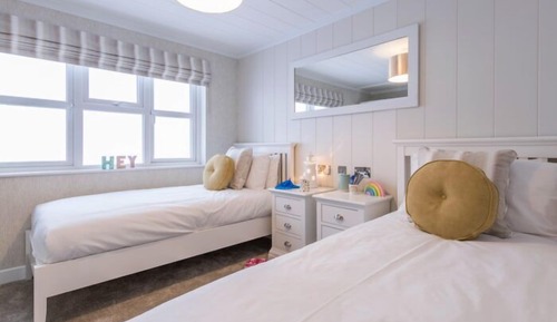 Standard Room, 3 Bedrooms, Kitchenette, Lakeside (Hot Tub)