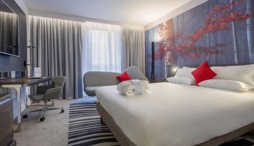 Deluxe Executive Queen Room with Sofa