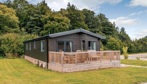 Lodge with Two Double and Four Single Beds