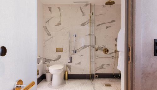 Queen Room - Accessible