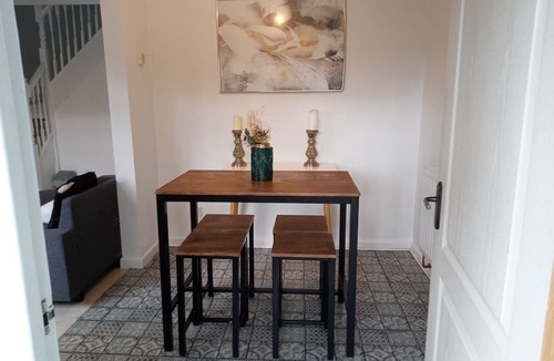 Farnworth Apartment | 2 Bed House - Sleeps 4 - Pets - Garden - Parking