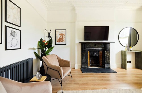 St. Leonard's Apartment | The Streatham Escape - Fascinating 2bdr Flat