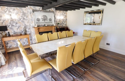 Holton Le Clay Cottage | Holly Cottage