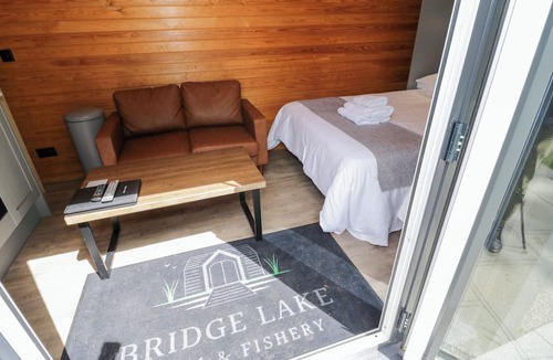 Thorpe Cottage | Willow Lodge At Bridge Lake Farm & Fishery