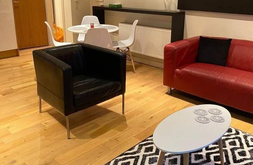Hull Old Town Apartment | Apartment - Sleeps 4 - Balcony - Parking - Pets Ok