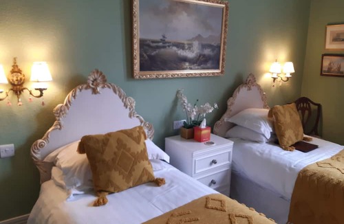 Loughborough House | Holywell Guest House