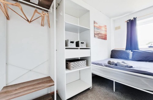 Bramcote Apartment | Comfy 3BR Flat on Quiet Street