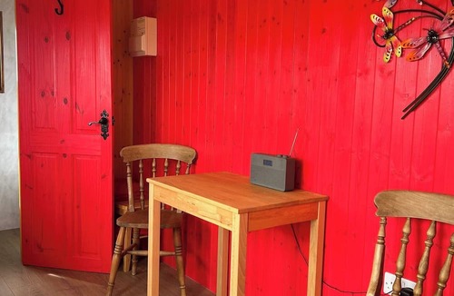Cameley House | 1 Bed Hut - Sleeps 2 - Parking - Smoking