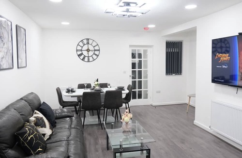 Failsworth House | Modern House - 3 Bedrooms - 1 Bath - Mancity