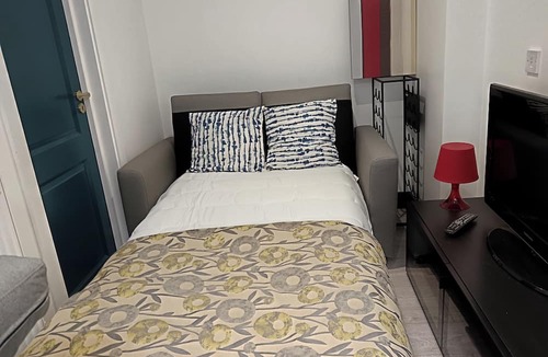 High Wycombe Apartment | High Wycombe 1-bed Apt, Sleeps 3 & Private Parking