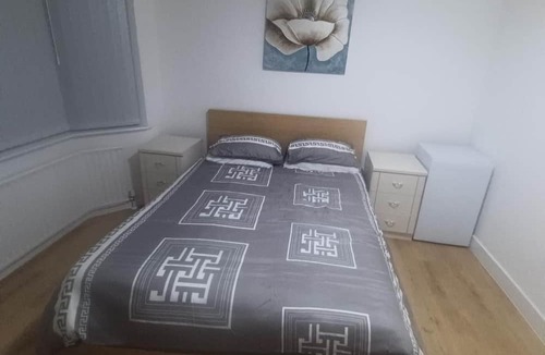 Wyken House | Coventry Stay - Sleeps 8, Free Parking & Wifi