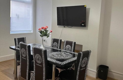 Doncaster House | 4 Bed House - Sleeps 10 - Garden - Parking - Wifi