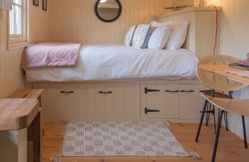 Brackley Cabin | Shepherdshut-hot Tub-cotswolds-petfriendly