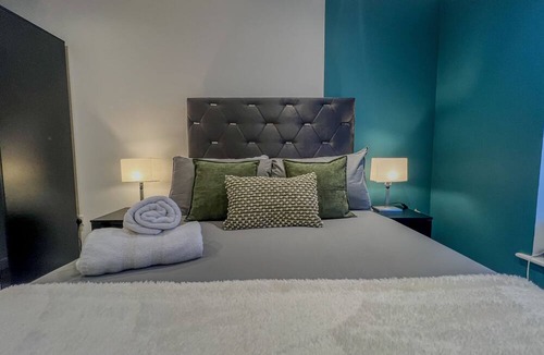 Chinatown Apartment | Luxurious centrally located apartment, and pets are welcome! What's not to love?