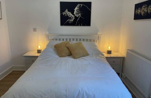 Bury St Edmunds Apartment | 1 Bed and Sofa bed Sleeps 4,pets Ok - Free Parking