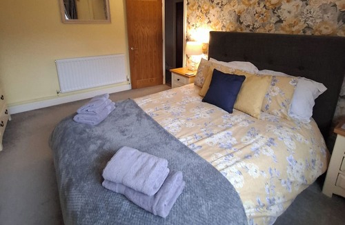 Dukeries Mill House | 2 Bed House - Sleeps 4 - Pets - Garden - Parking