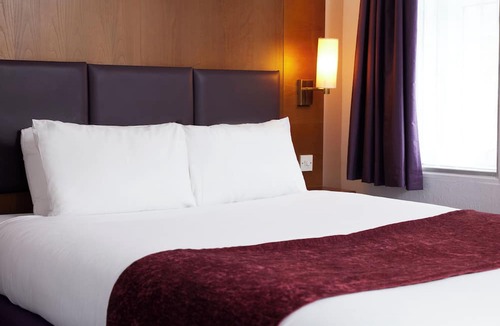 Weedon Hotel | Cross Roads Hotel by Chef and Brewer Collection