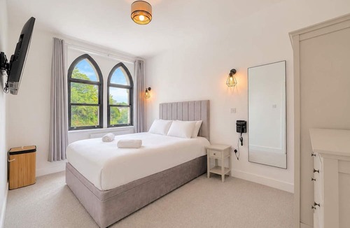 Ainley Top Apartment | Beautiful House 2BR - Sleeps 6 - Free Parking - Huddersfield
