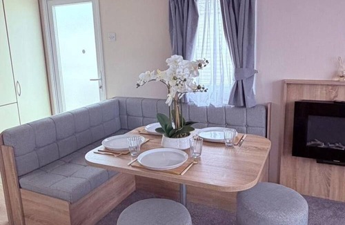 Chapel Saint Leonards Cabin | 2-bed Caravan - Sleeps 6 - Pet Friendly - Parking