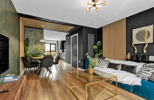 Salford Apartment | Salford Quays Luxury Safari Retreat Free Parking
