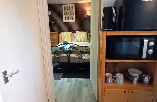 Roundhay Apartment | Le Hub Roundhay Sleeps 2 With Garden Room