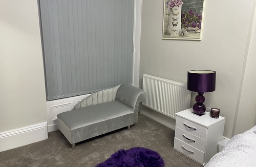 Bradford Apartment | 1 Bed Flat - Sleeps 2 - Hot Tub - Parking - Wifi