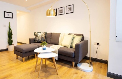 Coldharbour Condo | Luxury Flat w/KING bed & garden + Steam room!