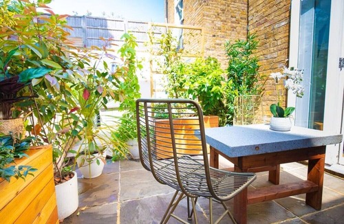Coldharbour Condo | Luxury Flat w/KING bed & garden + Steam room!