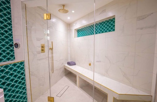 Coldharbour Condo | Luxury Flat w/KING bed & garden + Steam room!