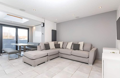 Heworth Apartment | Modern Minimalist 3-Bed Duplex Apartment in York - Pass The Keys