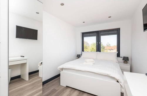 Heworth Apartment | 73 East Parade, Cherry Tree Apt · Modern 3-bed Duplex Apt in York with 75 inch TV - Pass The Keys