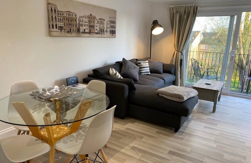 St Neots Apartment | Penthouse Waterfront Apartment - St Neots