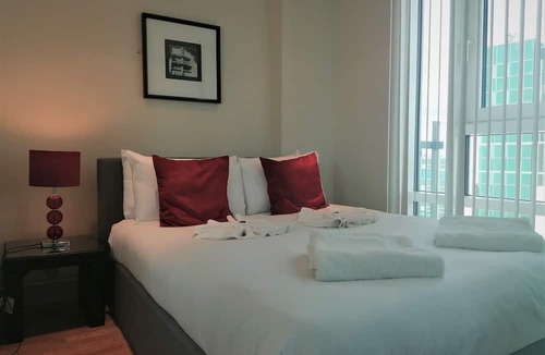 Vauxhall Apartment | Still Life Vauxhall Manhattan One Bedroom Apartment